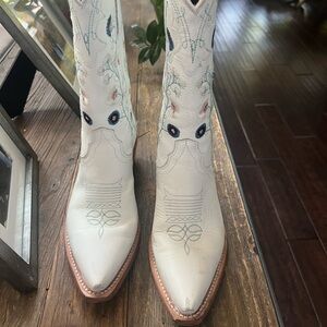 Women’s white embroidered cowgirl boots